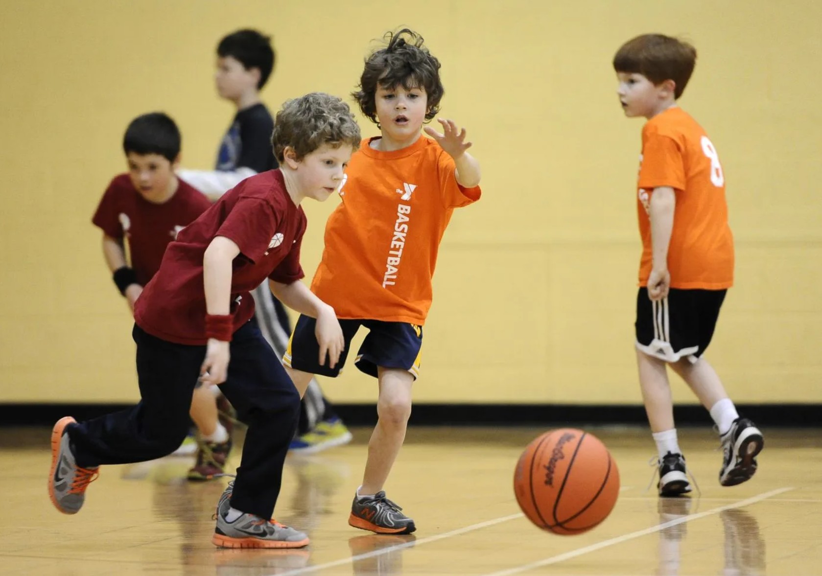 Школьная спортивная команда. Баскетбол дети. Дети играющие в баскетбол. Спортивные игры для детей. Спорт дети.
