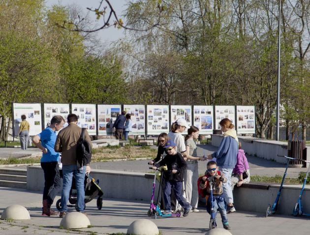 Посетители парка Юрия Лужкова знакомятся с фотовыставкой «С любовью к Москве»