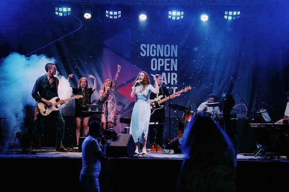 В Рузе с сольным концертом в рамках СИГНОН Open Air Fest 2023 4 августа выступила Женя Львовская