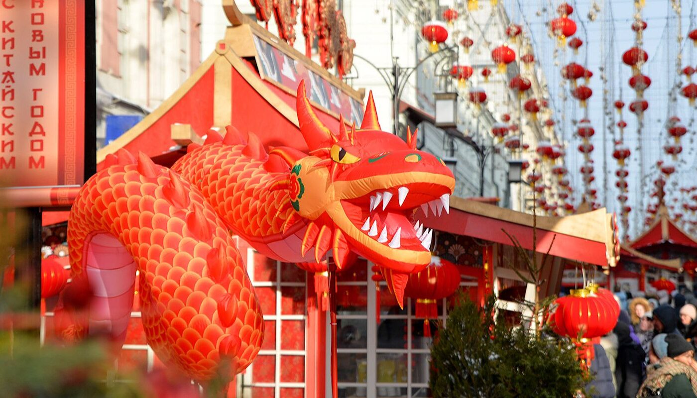Чайные церемонии, азы каллиграфии и праздничная иллюминация: открылся фестиваль «Китайский Новый год в Москве»